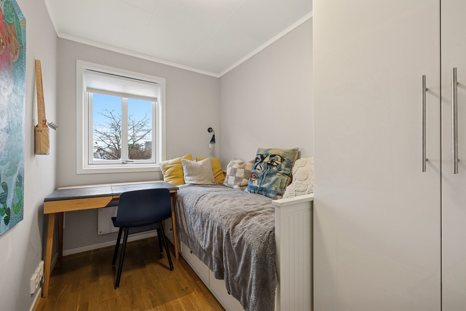 Boligen inneholder fire soverom, med et beliggende i 1. etasje og tre rom i 2. etasje. Galleribilde