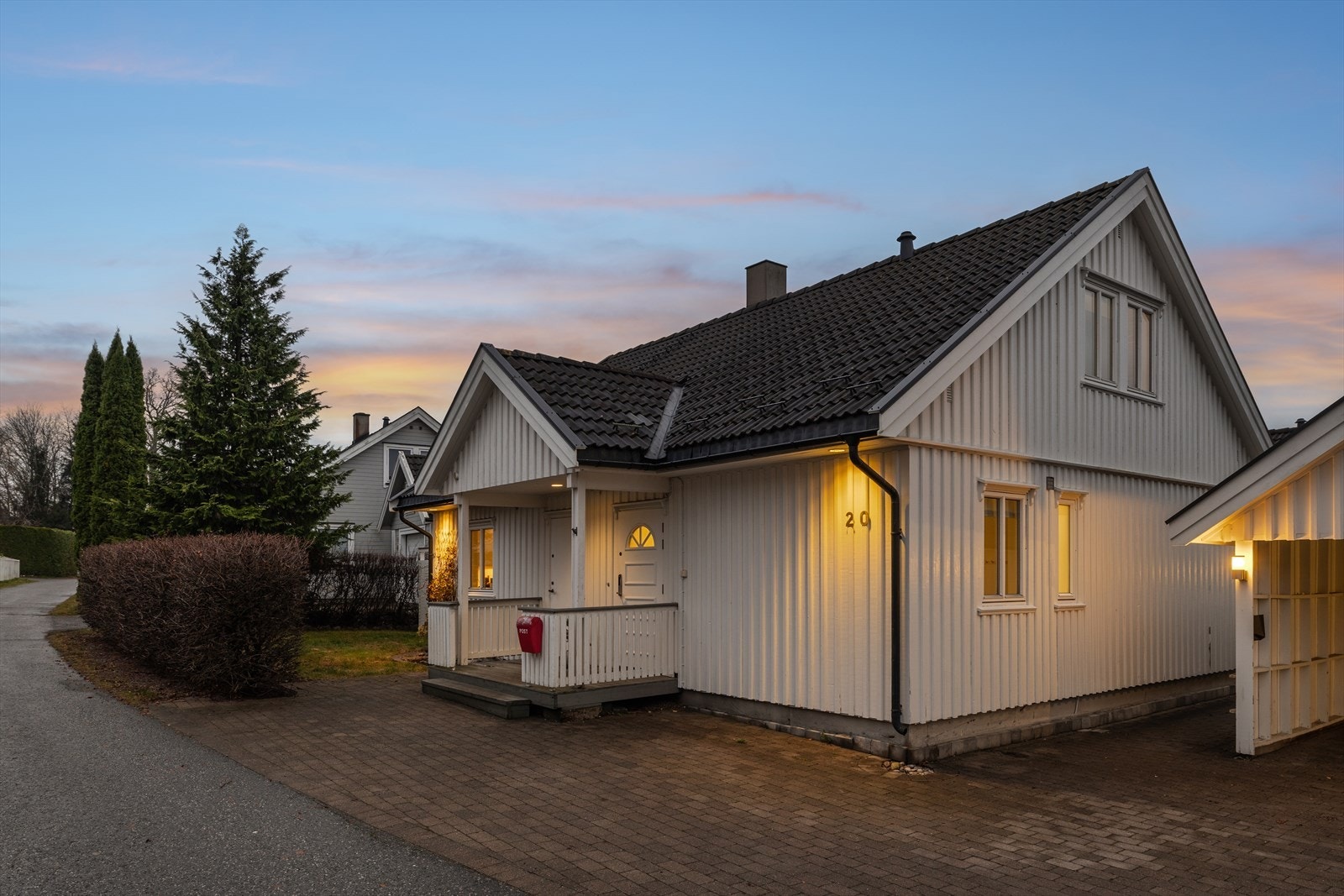 Pent opparbeidet med belegningsstein på gårdsplassen. Fin utebelysning skaper stemning! Galleribilde