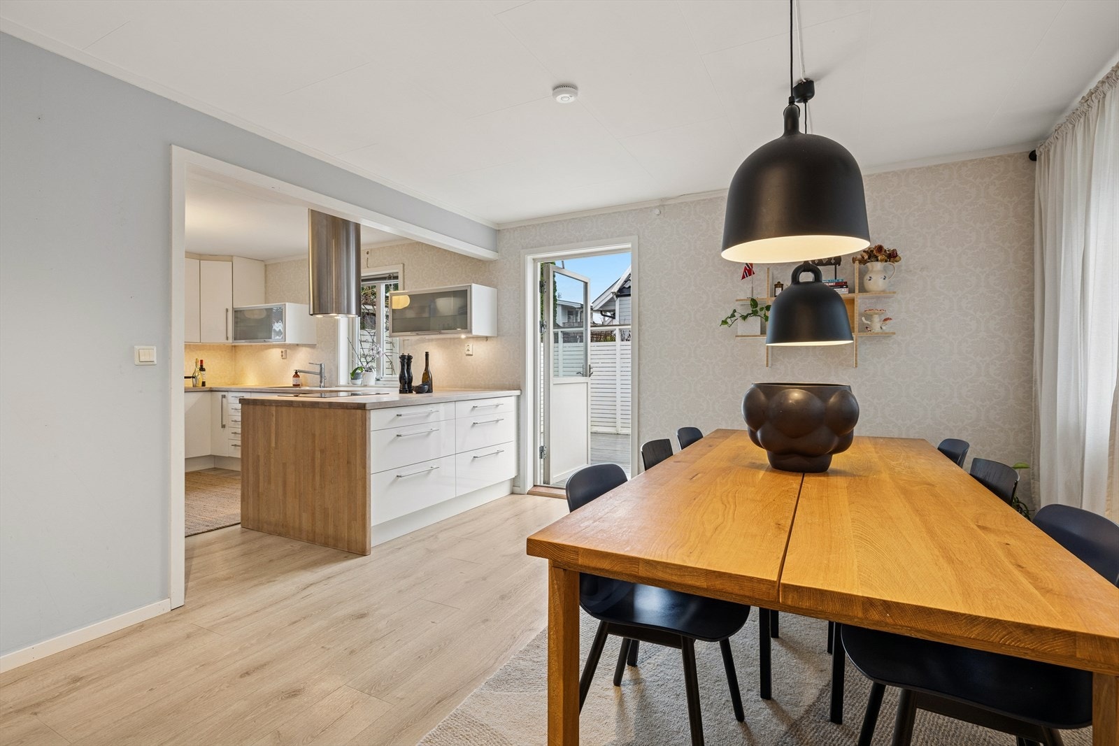 Åpen kjøkkenløsning mot spisestuen. Galleribilde