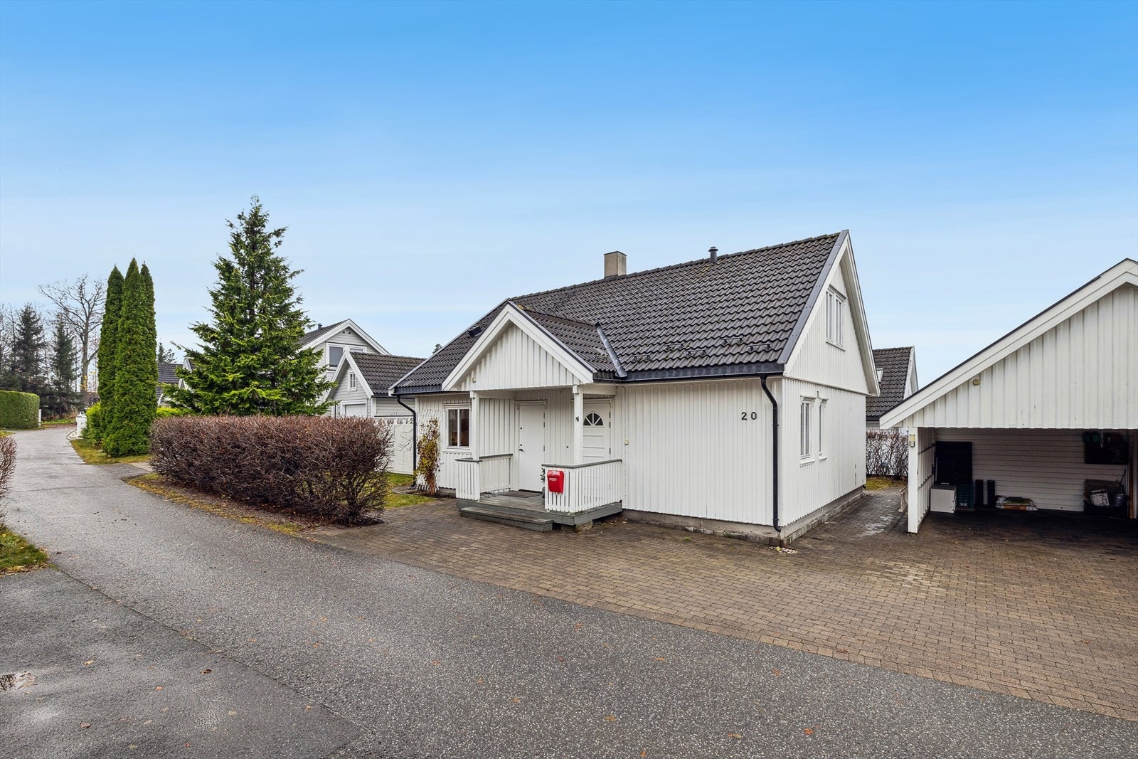 Eiendommen ligger i et etablert, populært og barnevennlig område på Ullerud-Dyrløkke. En kort sykkeltur unna finner du bl.a. Drøbaks hovedstrand, Badeparken. Galleribilde