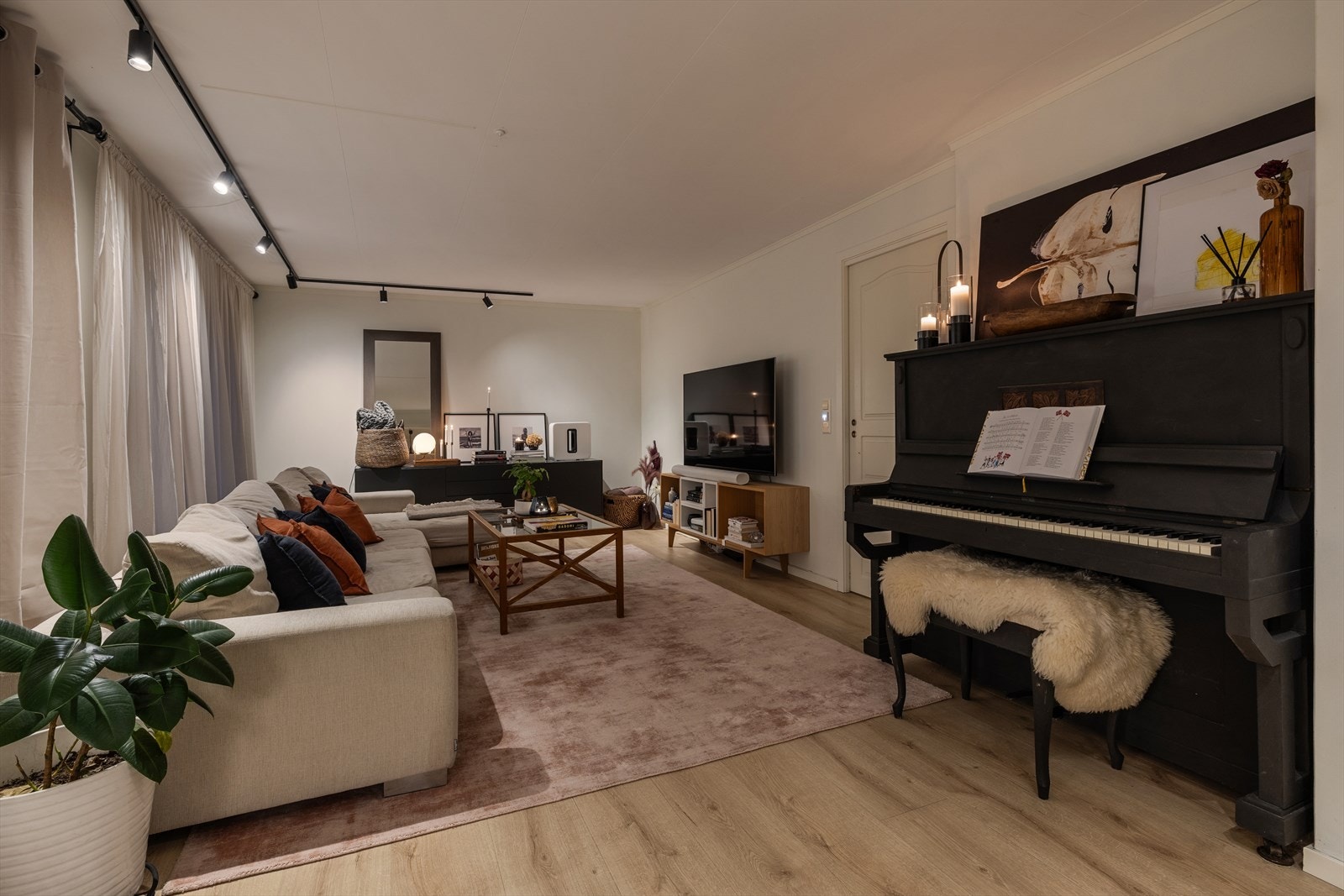 Parkettgulv, nytt i 2015, gir et varmt uttrykk til stuen og harmonerer med den lyse tapeten på veggene, som er fra 2008. Galleribilde