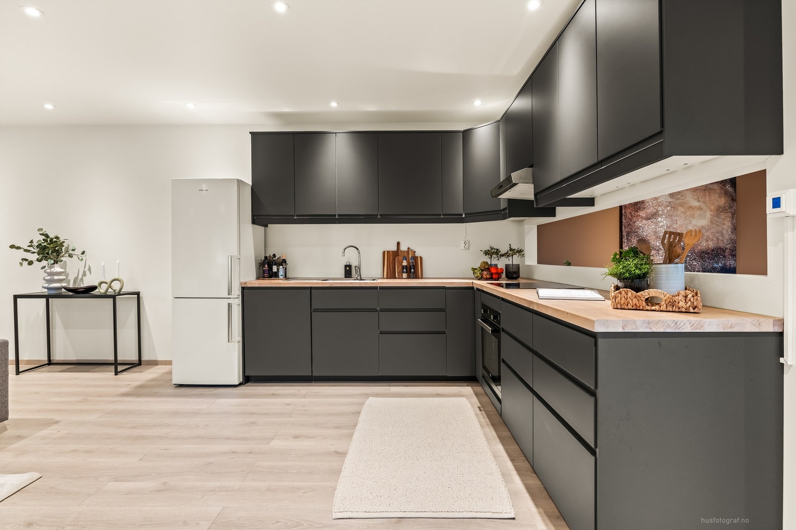 Kjøkkenet er utstyrt med integrert stekeovn, platetopp og oppvaskmaskin. Galleribilde