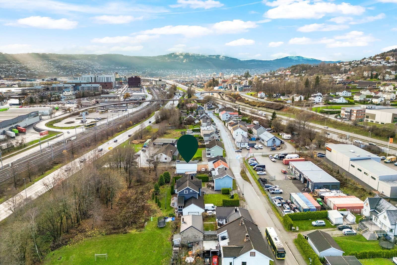 Umiddelbar nærhet til bussholdeplass med avganger mot Drammen, Lierbyen og Reistad. Galleribilde