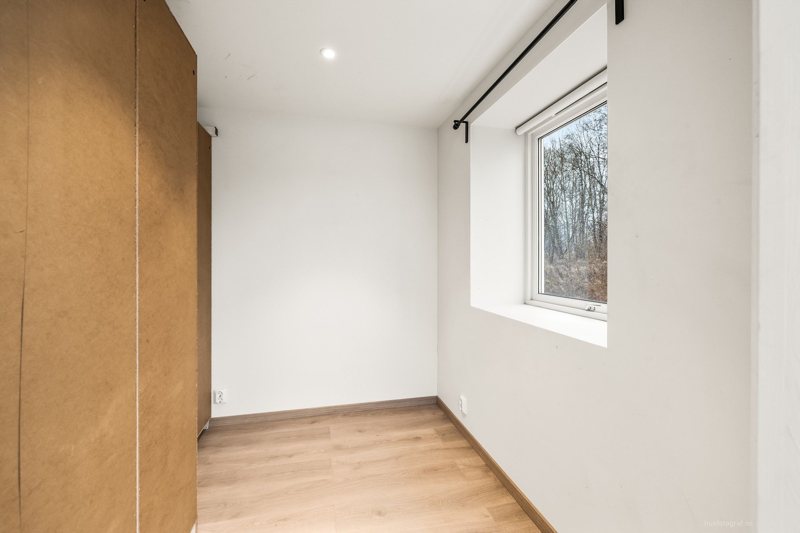 Vinduene i boligen er fra 2015 og 2018, med karmer av tre og to-lags glass. Galleribilde