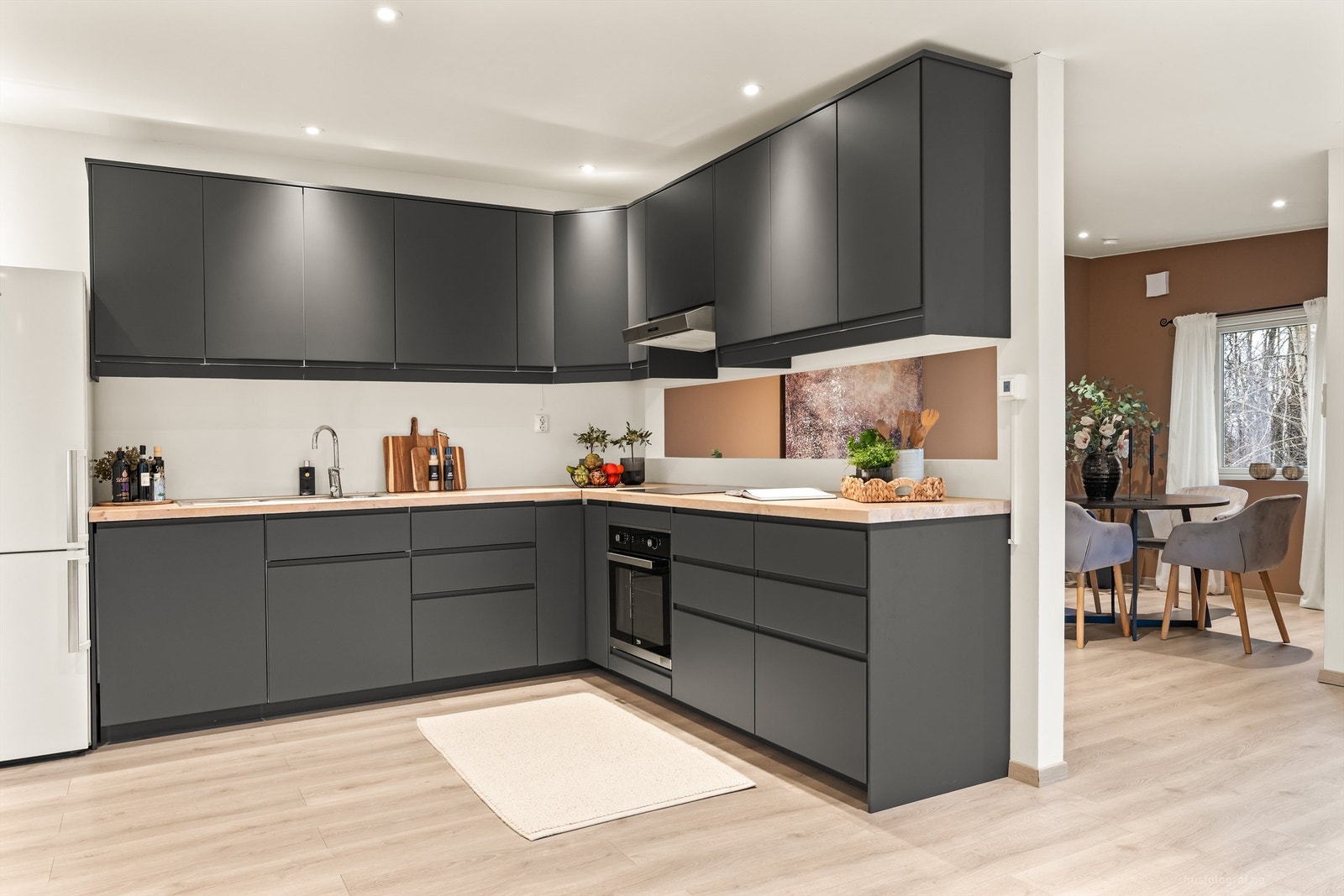 Benkeplaten i tre gir en varm kontrast til den mørke innredningen. Galleribilde