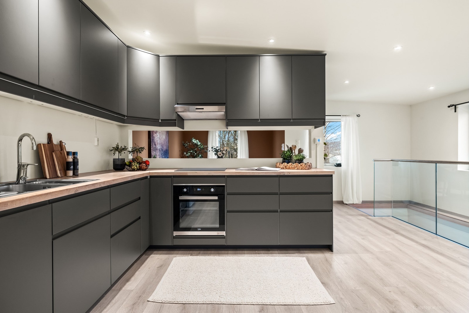 Moderne IKEA-kjøkkeninnredning fra 2019 med glatte, sorte fronter og god skapplass. Galleribilde