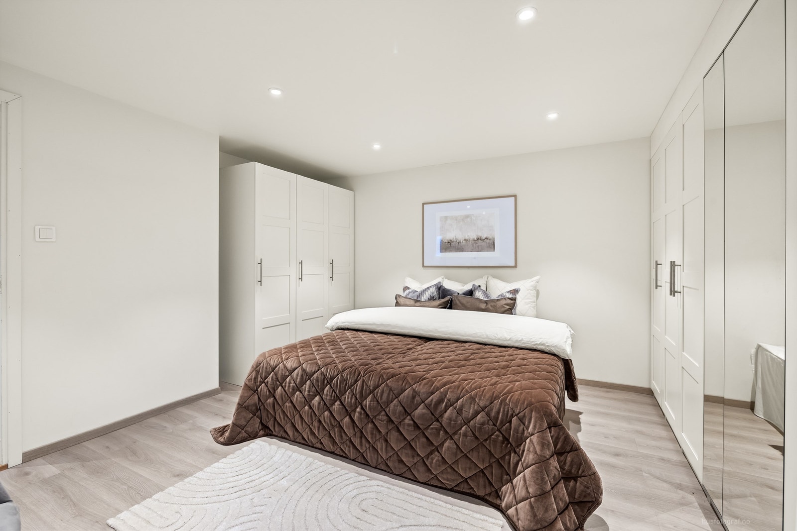 Rommet har god plass til dobbeltseng og er, som resten av boligen, utstyrt med gulvvarme. Galleribilde