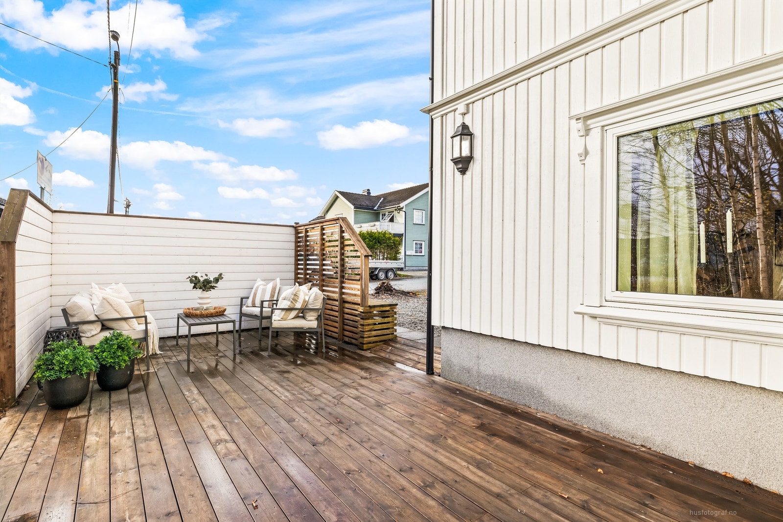 Uteplassen gir gode muligheter for en sittegruppe og grill. Galleribilde