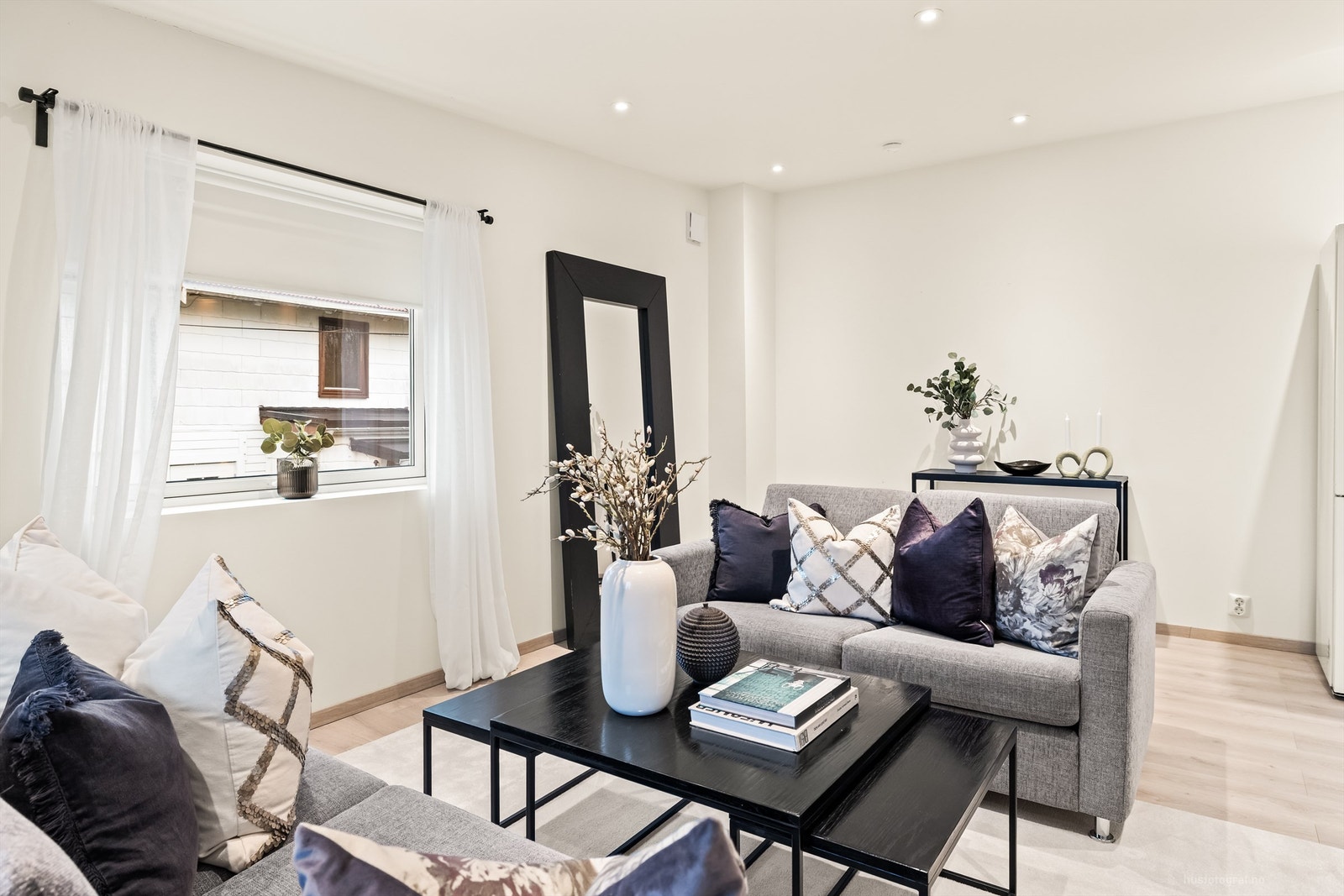 Downlights i taket sørger for god og jevn belysning i hele etasjen. Galleribilde