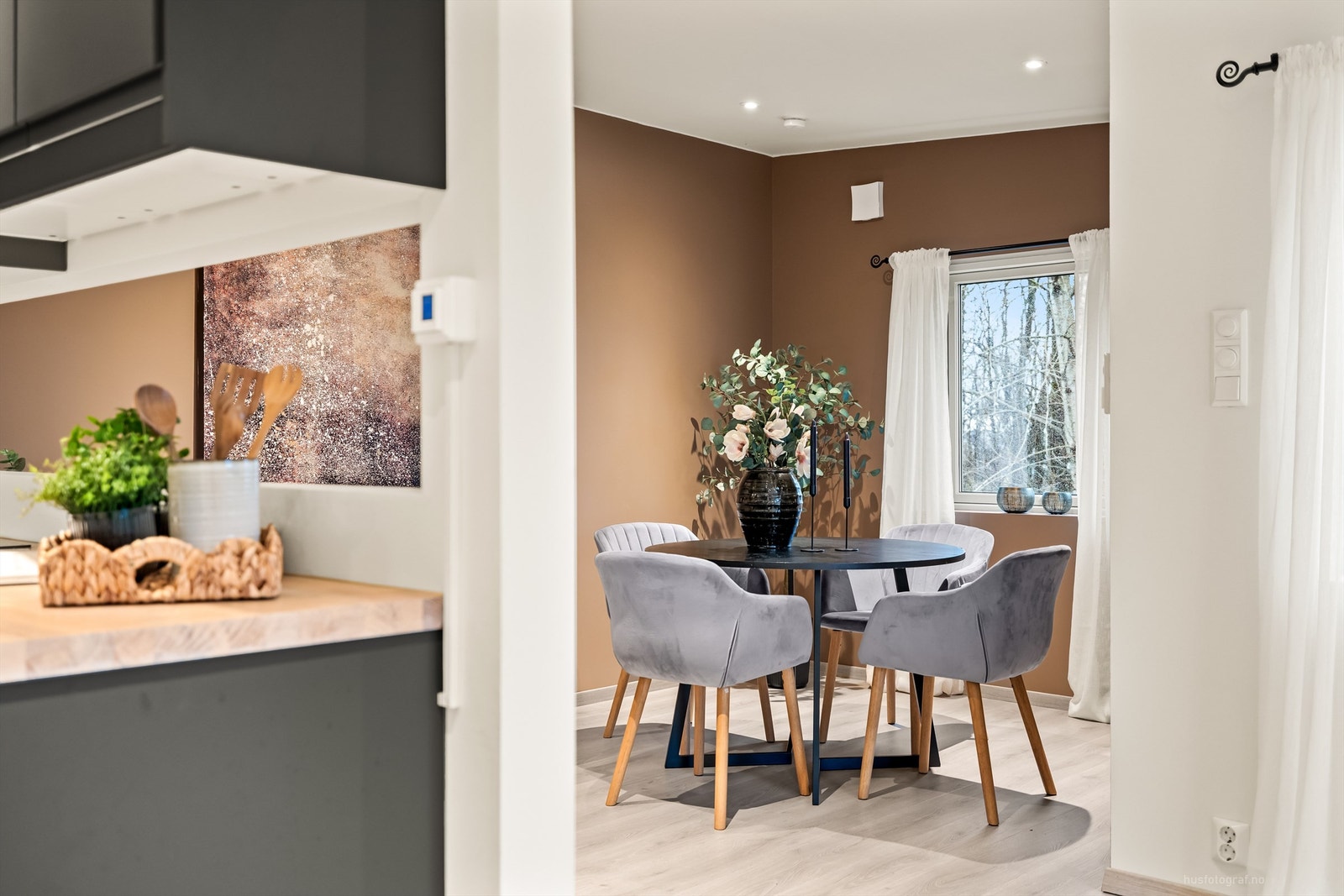 Spisestuen har en praktisk plassering med rom for et hyggelig spisebord. Galleribilde