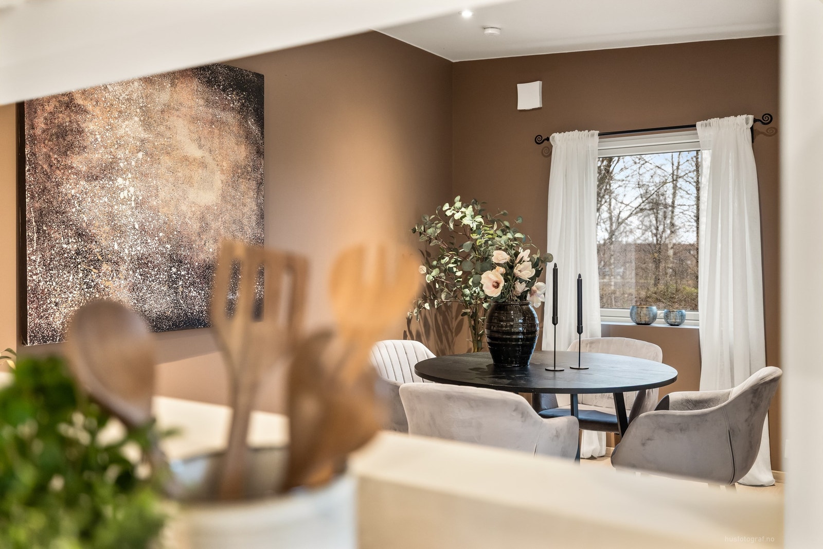 Herfra er det utsyn mot nærområdet gjennom store vindusflater. Galleribilde