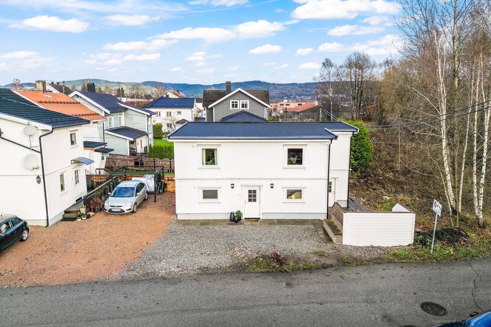 Eiendommen har en sentral beliggenhet på Lierstranda med kort vei til Drammen sentrum. Galleribilde