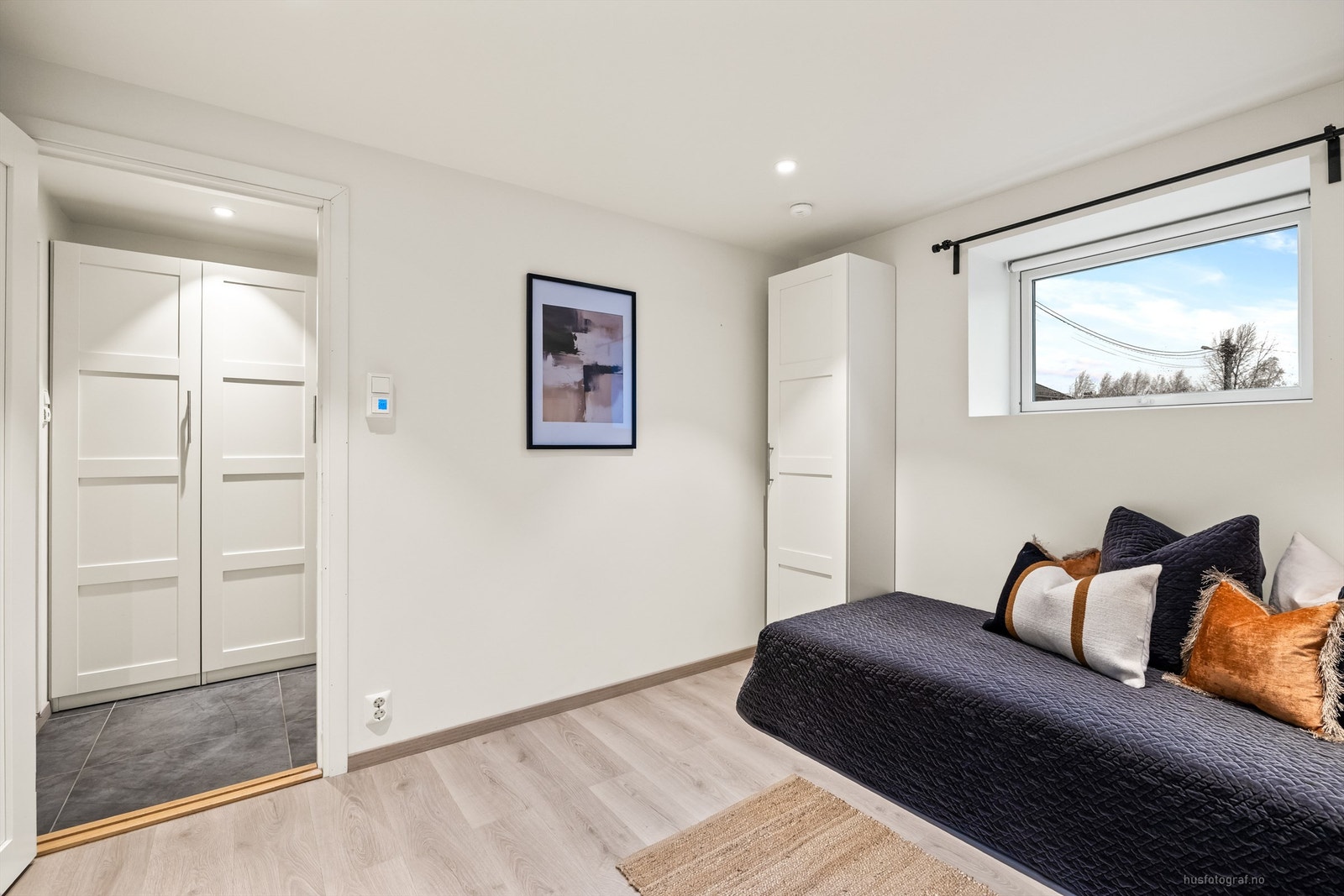 Også her er det garderobeskap for oppbevaring og downlights i taket. Galleribilde