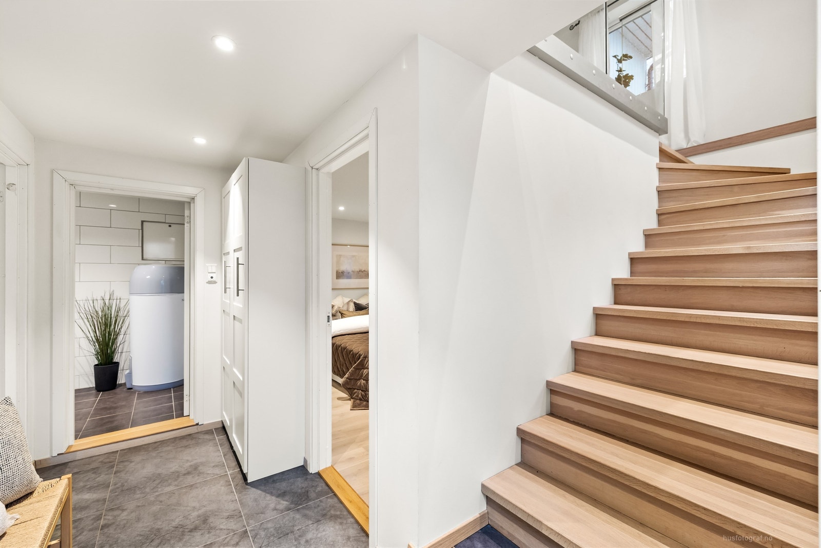 Fra gangen er det tilgang til etasjens rom og trapp opp til hovedplanet. Galleribilde