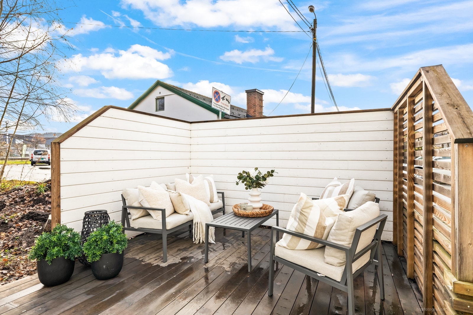 Fra entréen er det utgang til en platting på 23 m² med levegger. Galleribilde