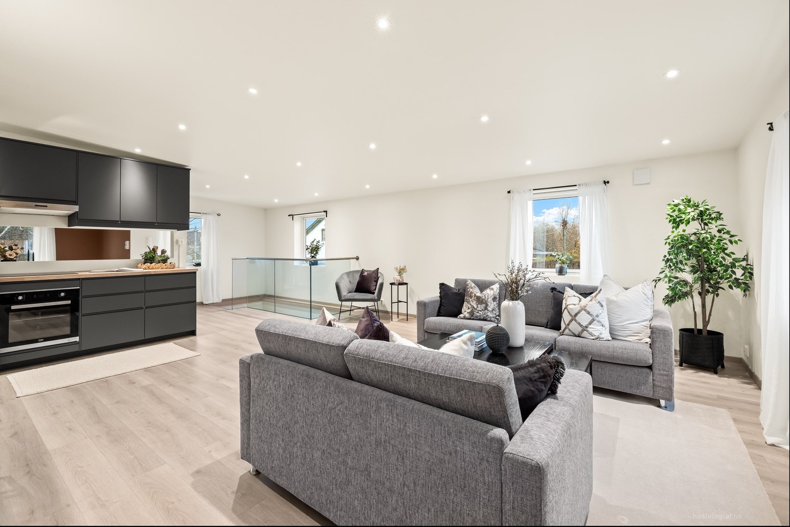 Den åpne løsningen i andre etasje gir en lys og luftig atmosfære. Galleribilde