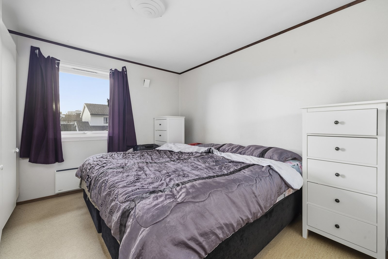 De 3 soverommene ligger alle strategisk plassert på samme plan i 2. etasje. Galleribilde