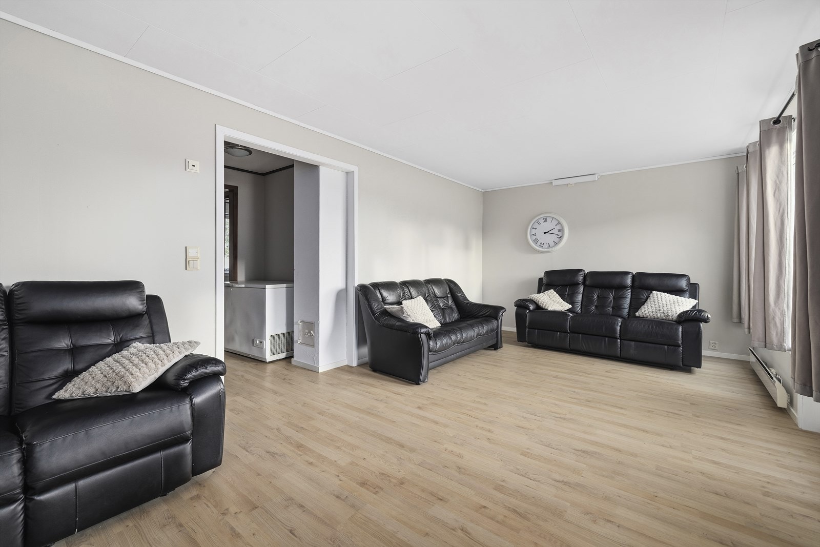 Boligen er nyrenovert og vesentlig oppgradert det siste året. Den fremstår svært moderne med lyse, tidløse overflater fra gulv til tak som gir et gjennomgående godt inntrykk. Galleribilde