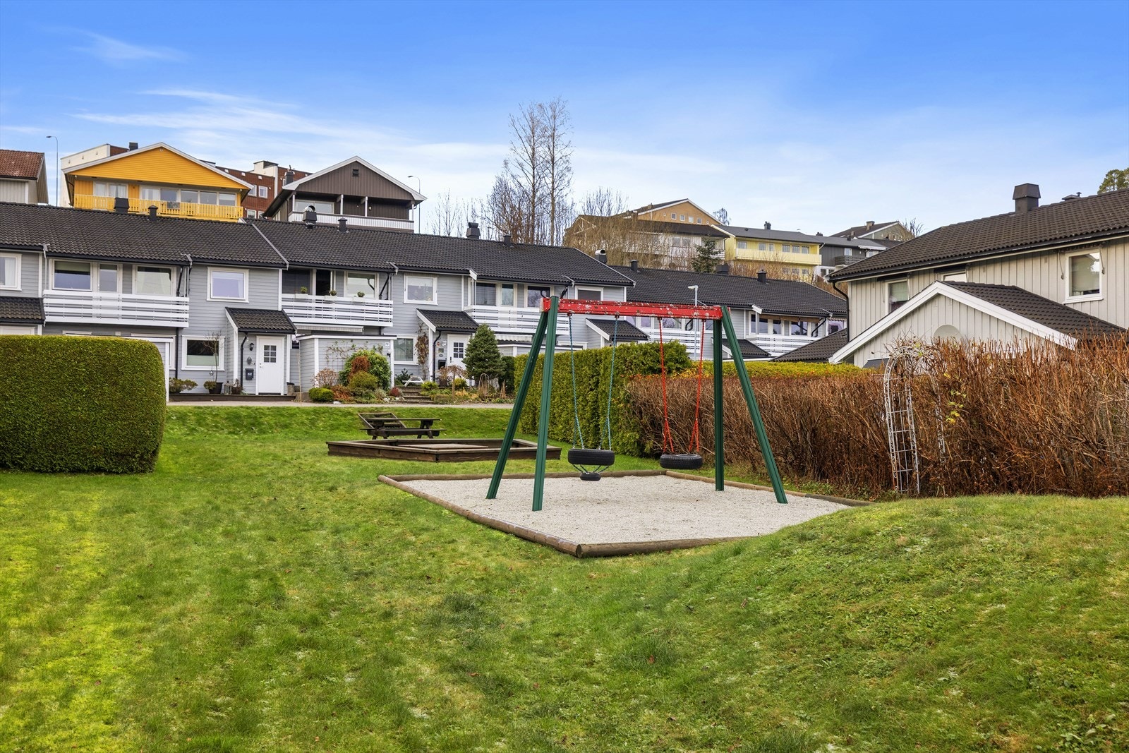 Uteområdet er pent opparbeidet og omkranset av et hyggelig fellesområde, med gode muligheter for rekreasjon, lek og sosialt samvær. Galleribilde