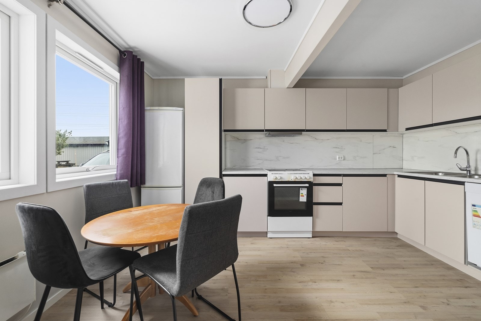 Kjøkkenet er praktisk plassert i egen sone og har fint plass til spisestuen. Galleribilde