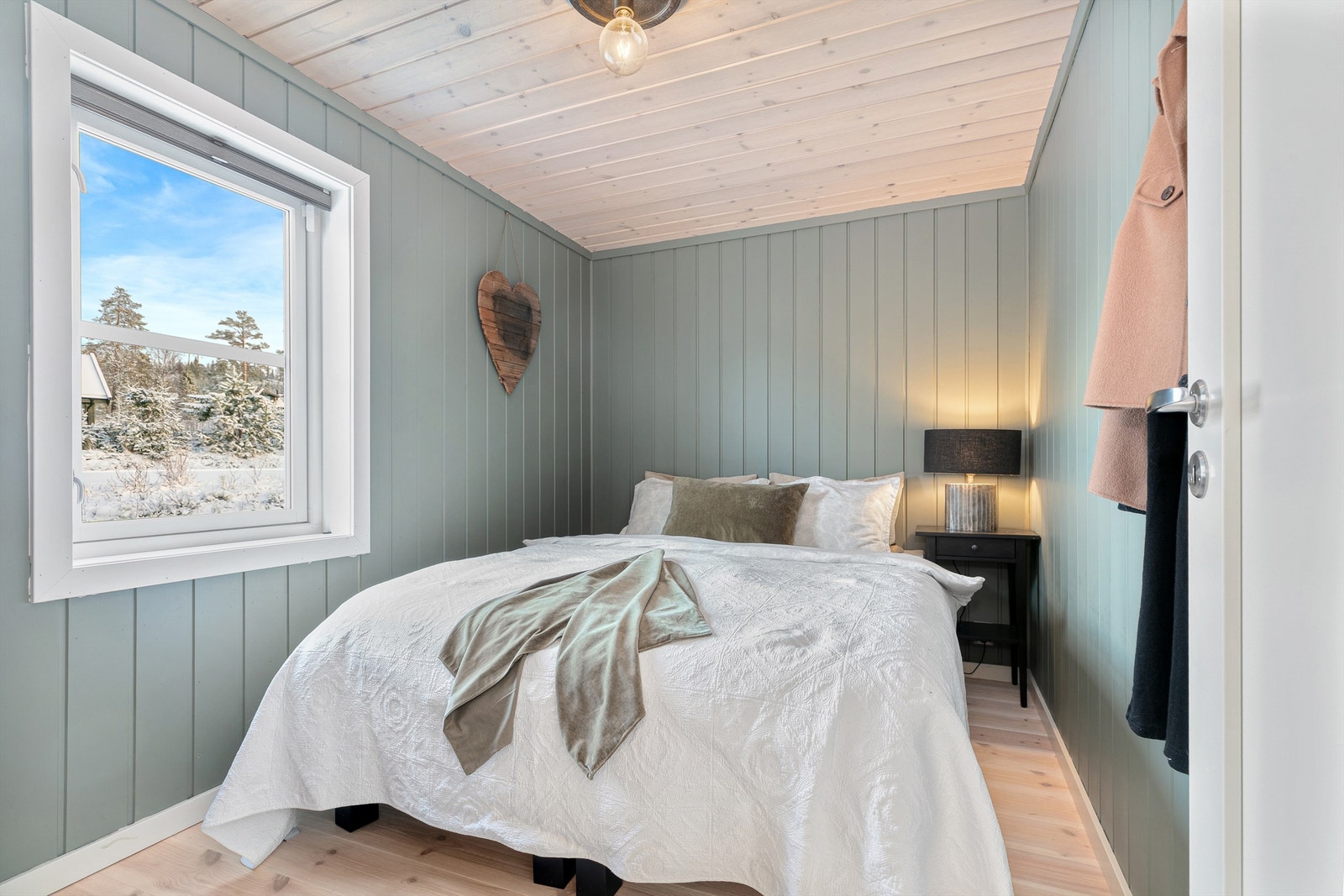 Alle soverommene er av god størrelse, så her er det gode muligheter for å ta med seg gjester på tur. Galleribilde