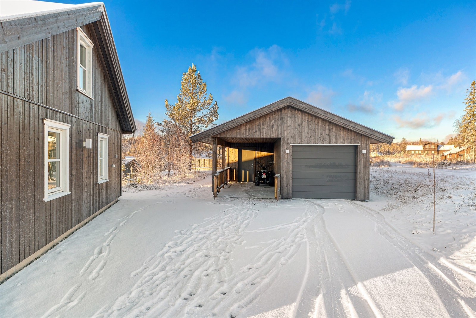 God plass til parkering både på tomt, i carport og i garasje. Galleribilde