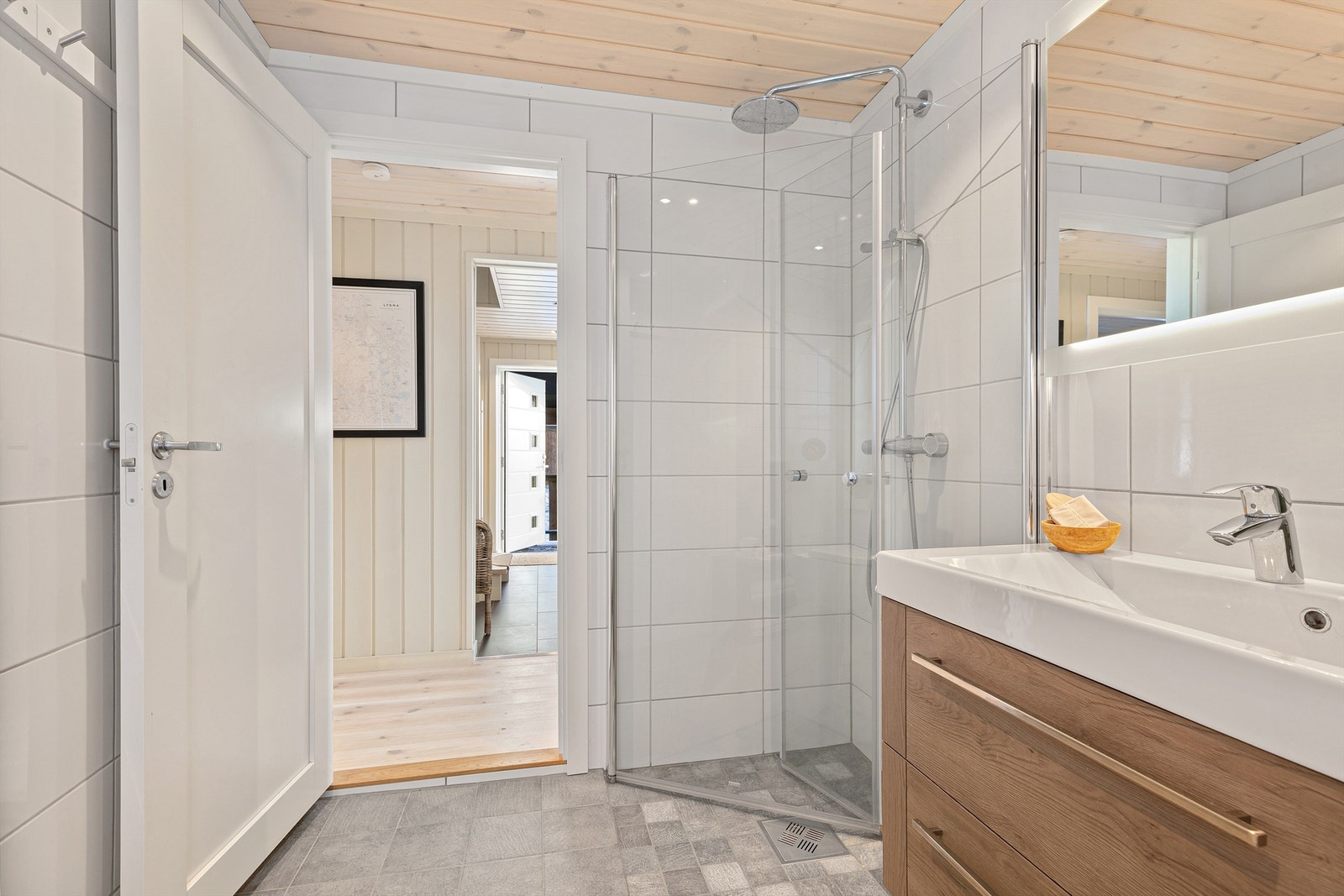 Badet har også servant med skuffer og et speil med integrert belysning. Galleribilde