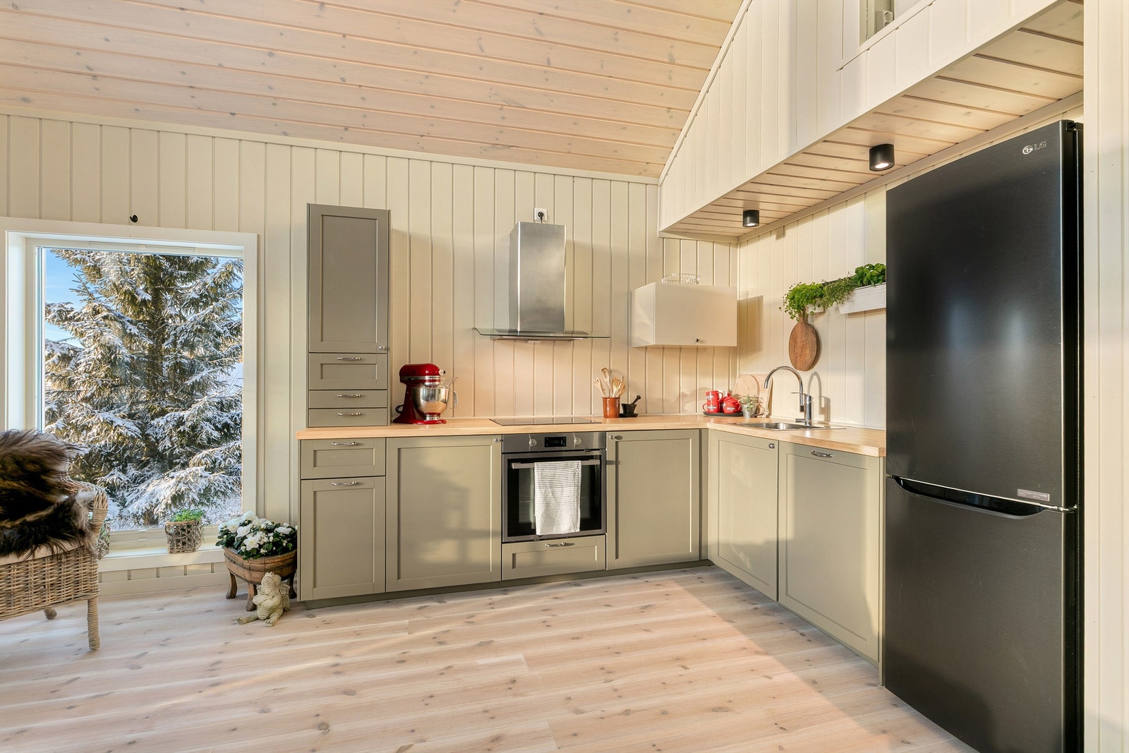 Kjøkkenet er tidløst og praktisk, oppført i en funksjonell L-form med god arbeidsflyt og skapplass. Galleribilde