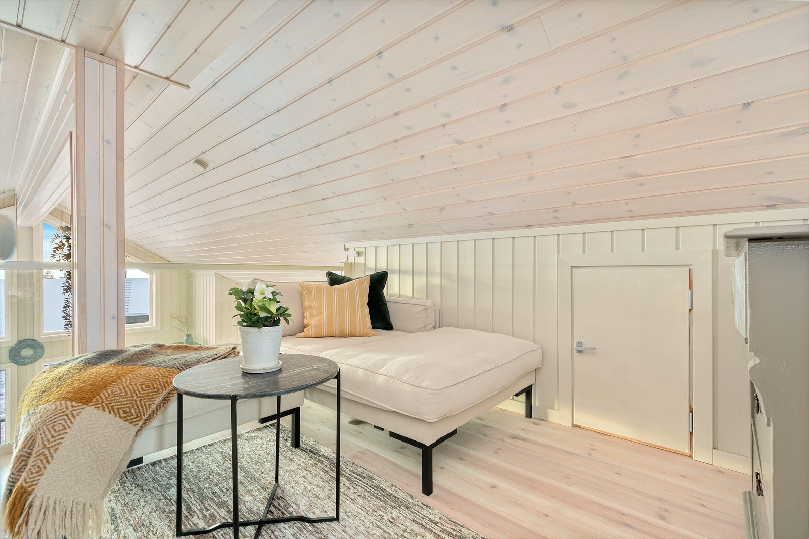 I taket er det downlights , og stuen er perfekt hvis man ønsker å trekke seg tilbake for litt egentid med en god bok eller film. Galleribilde