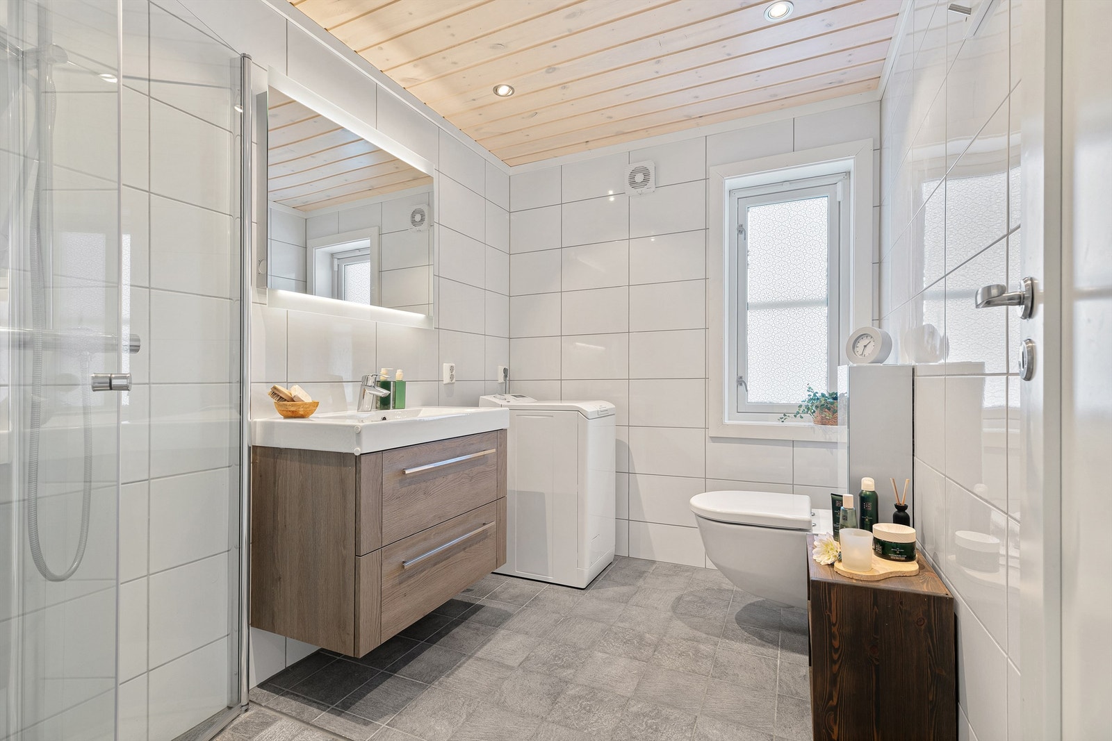 Badet har downlights og gulvvarme. Galleribilde