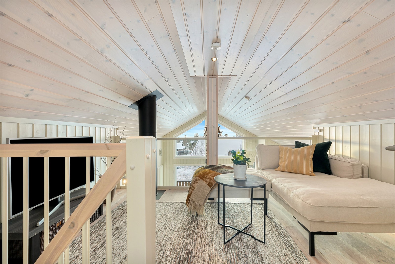 På hemsen har hytta en koselig loftstue, et ekstra oppholdsrom for avslapning og hygge. Galleribilde