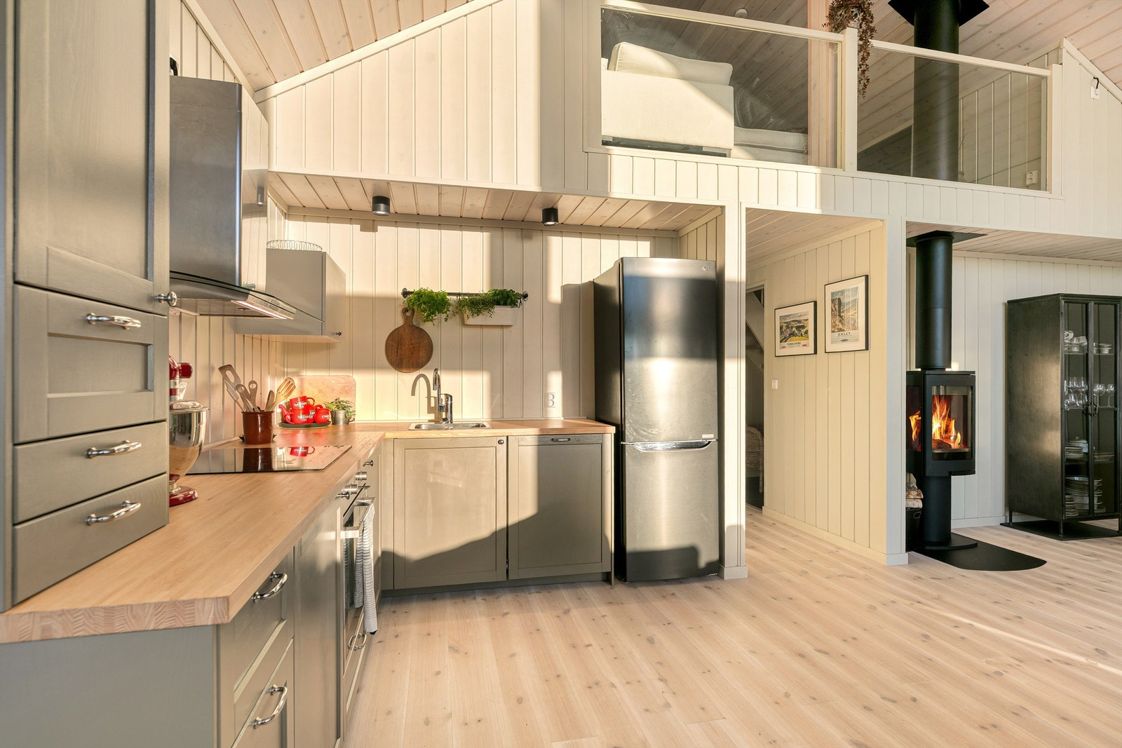 Innredningen fra Ikea har malte, profilerte fronter, nedfelt oppvaskkum og en fin benkeplate av tre. Galleribilde