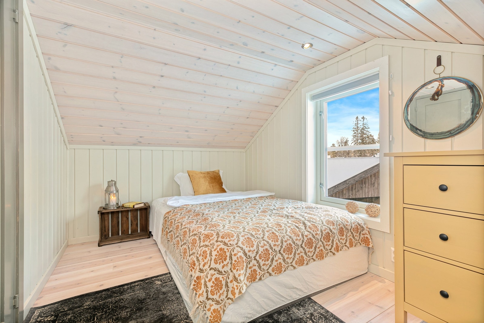 I hytta er det tre koselige soverom, fordelt med dette på hemsen og to i hovedetasjen. Soverommet på hemsen er ikke godkjent som bruksareal pga. lav takhøyde. Galleribilde