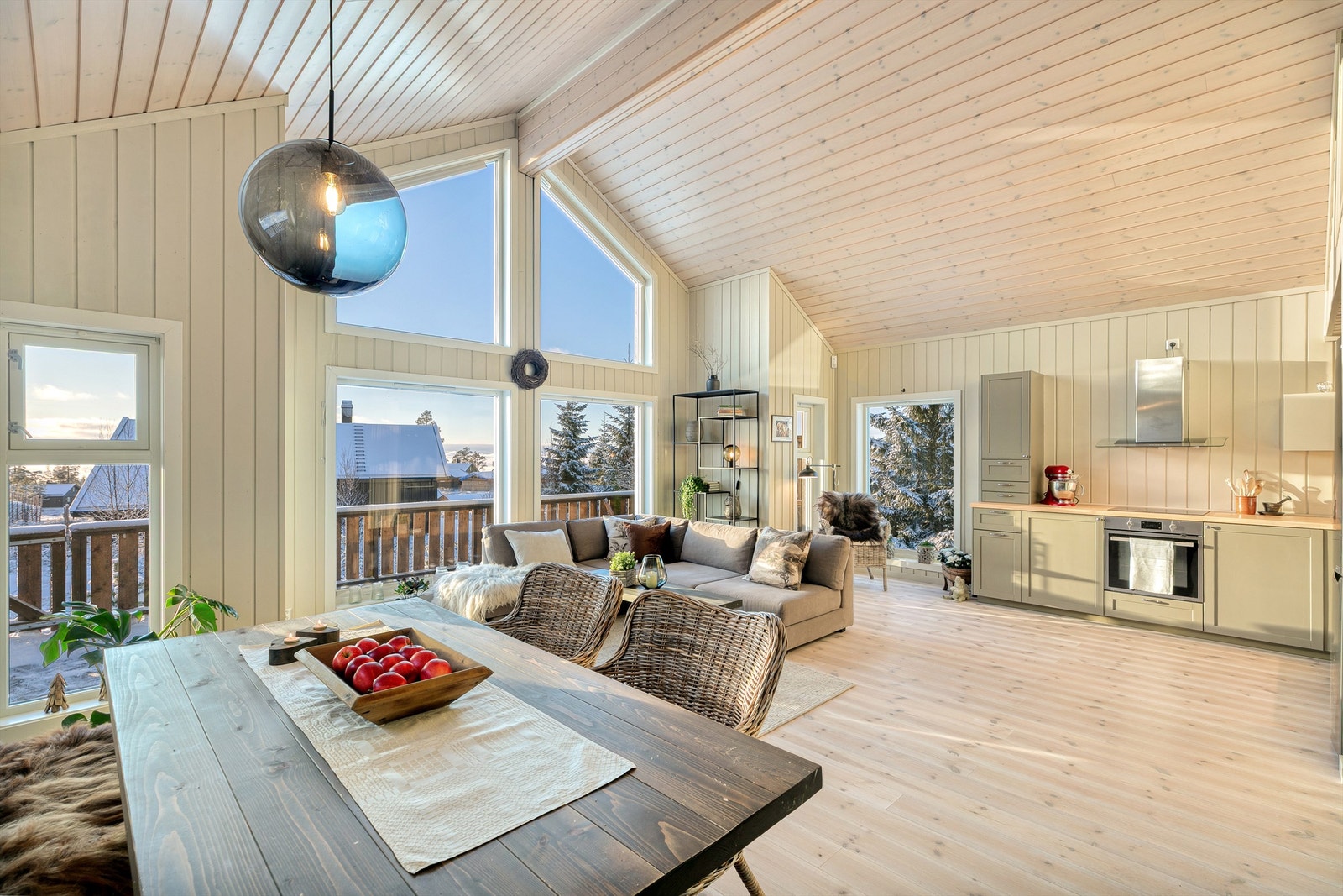 Sammen med kjøkkenet danner stuen et stort allrom med avdelte soner. Galleribilde