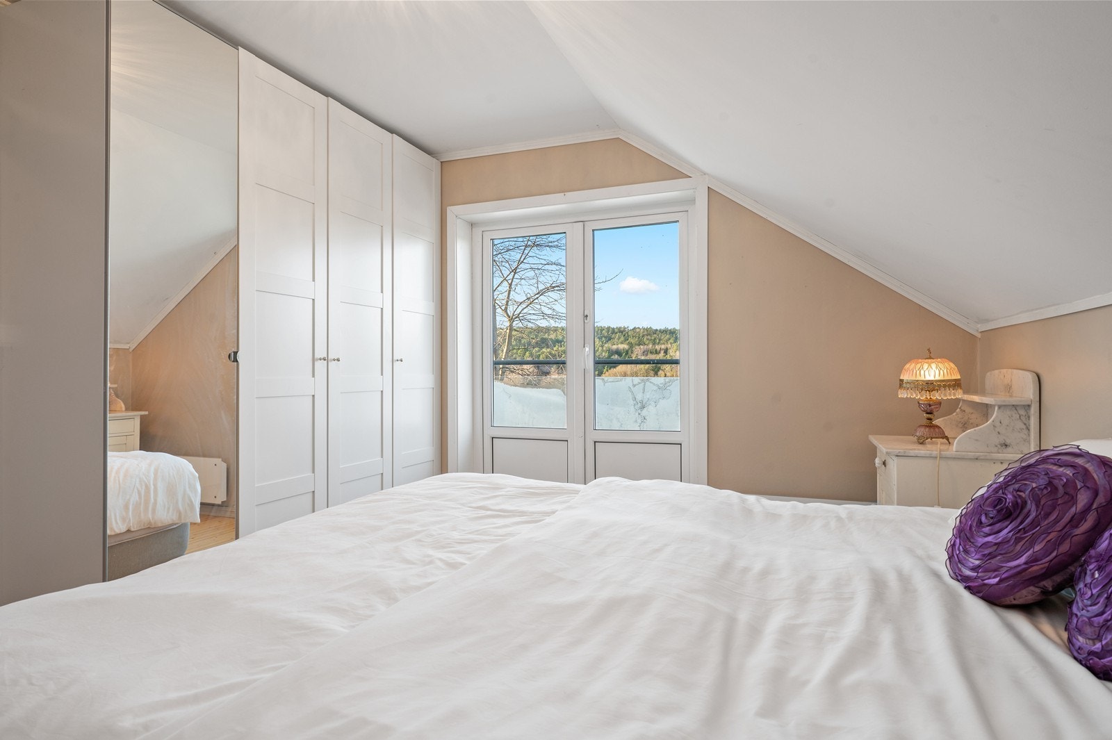 Soverom med adkomst til liten balkong Galleribilde