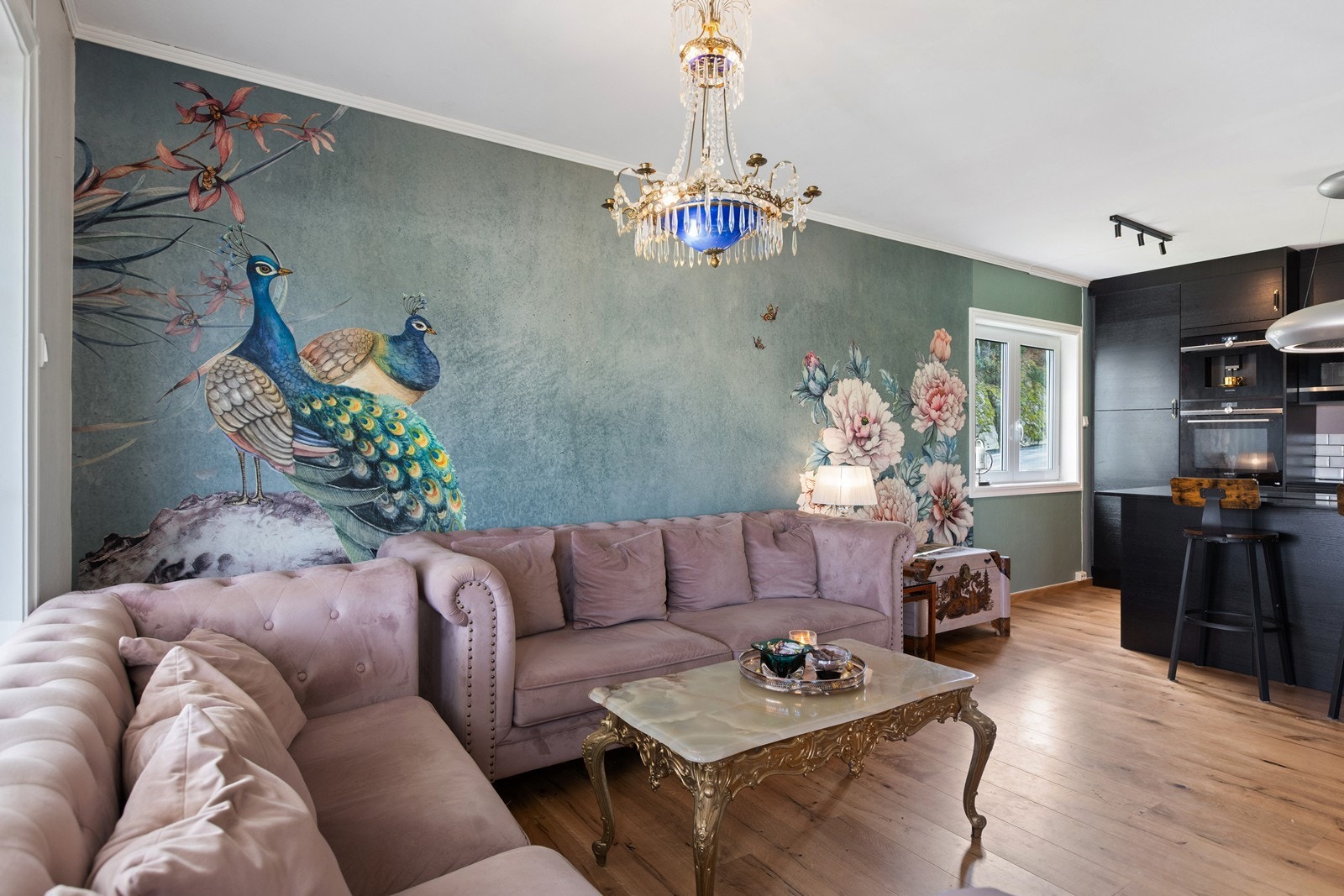 Sosialt med åpen sone mellom kjøkken og stue Galleribilde