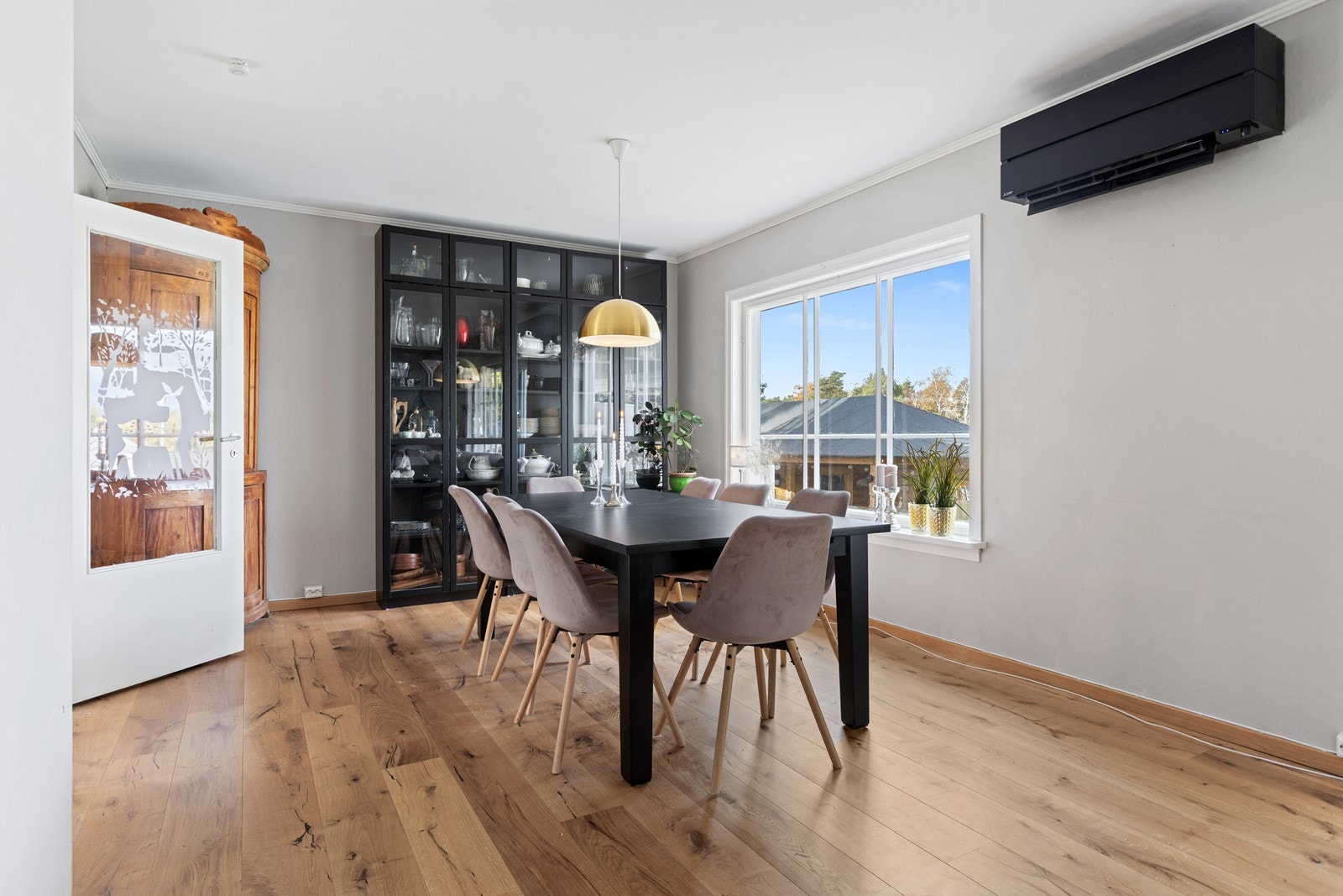 Stor spisestue med gode innredningsmuligheter Galleribilde