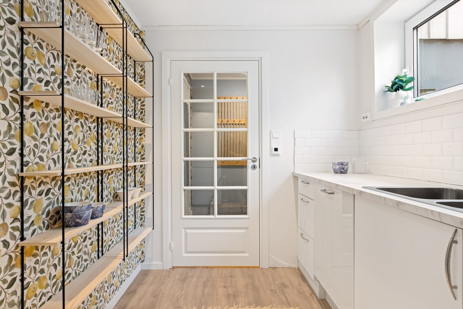 Kjøkkenet i kjelleren har integrert stekeovn, platetopp og oppvaskmaskin Galleribilde