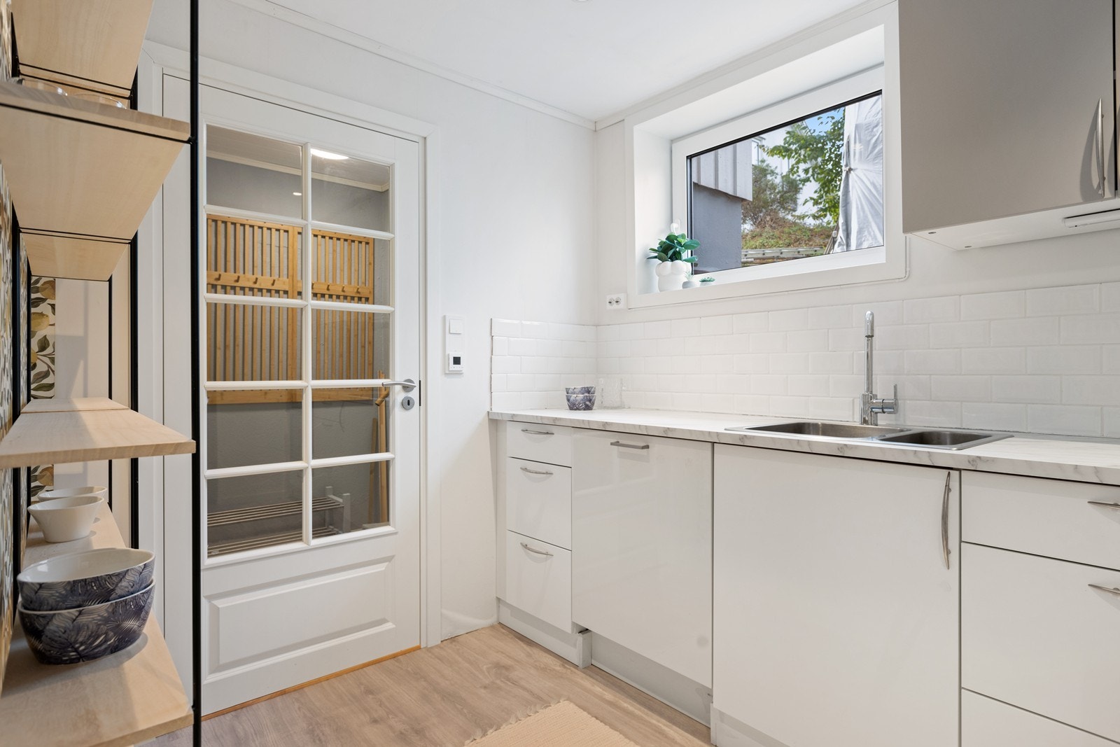 Fint med dagslys fra vinduet over benken Galleribilde