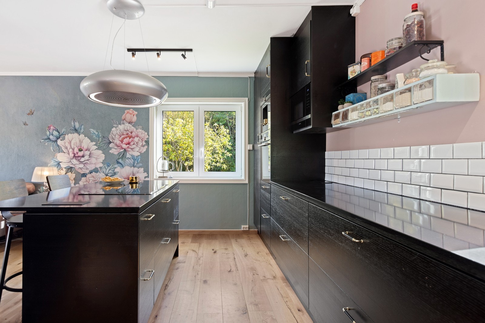 Praktisk med kjøkkenøy og sitteplasser Galleribilde