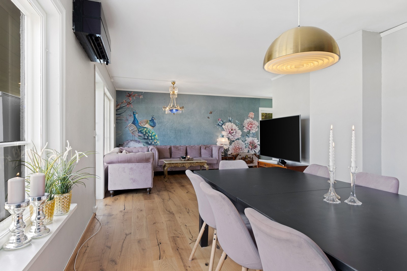 Eiendommen har oppvarming med varmepumpe samt elektrisk Galleribilde