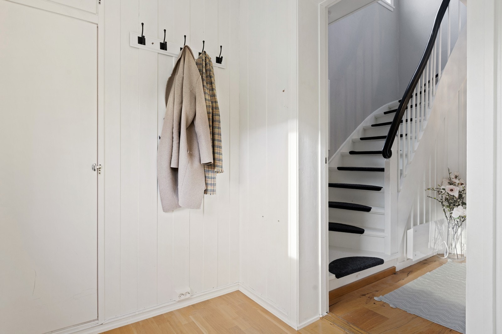 1. etasje har vindfang, gang, toalettrom, stue og kjøkken Galleribilde