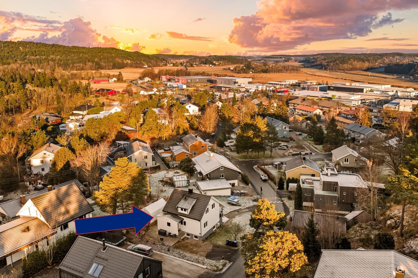 Midtåsen 4 ligger i grønne omgivelser med lite trafikk og godt naboskap. Gressvik har levende lokalmiljø med det meste du trenger samt gratis byferge til Fredrikstad. Perfekt for deg som ønsker friluftsliv og nærhet til sjøen! Galleribilde