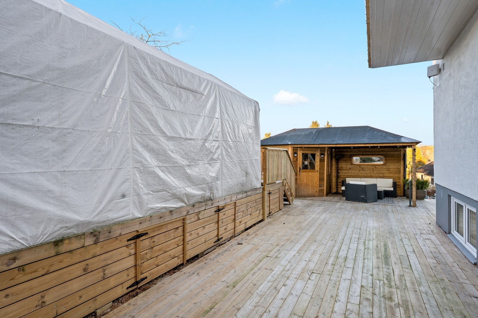 Stor terrasse med god plass til møbler, planter og grill Galleribilde