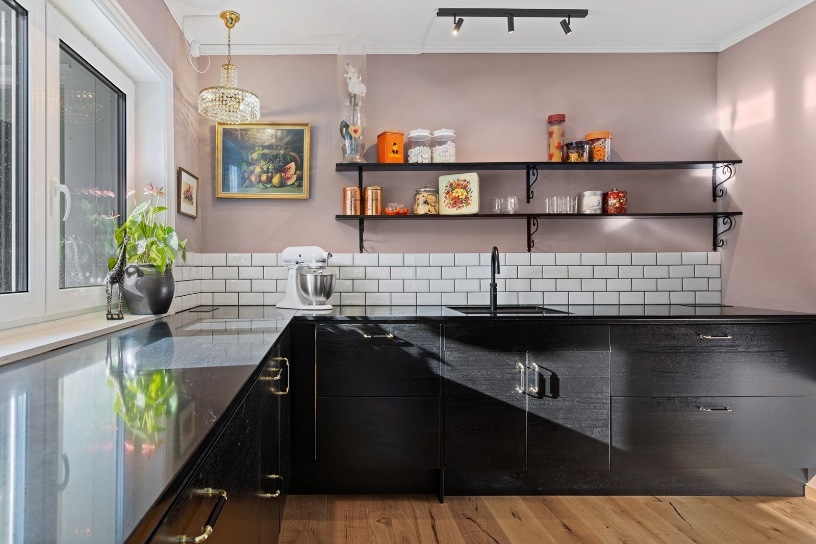 Delikat og praktisk kjøkkenløsning med fin utnyttelse av innredningen i rommet Galleribilde