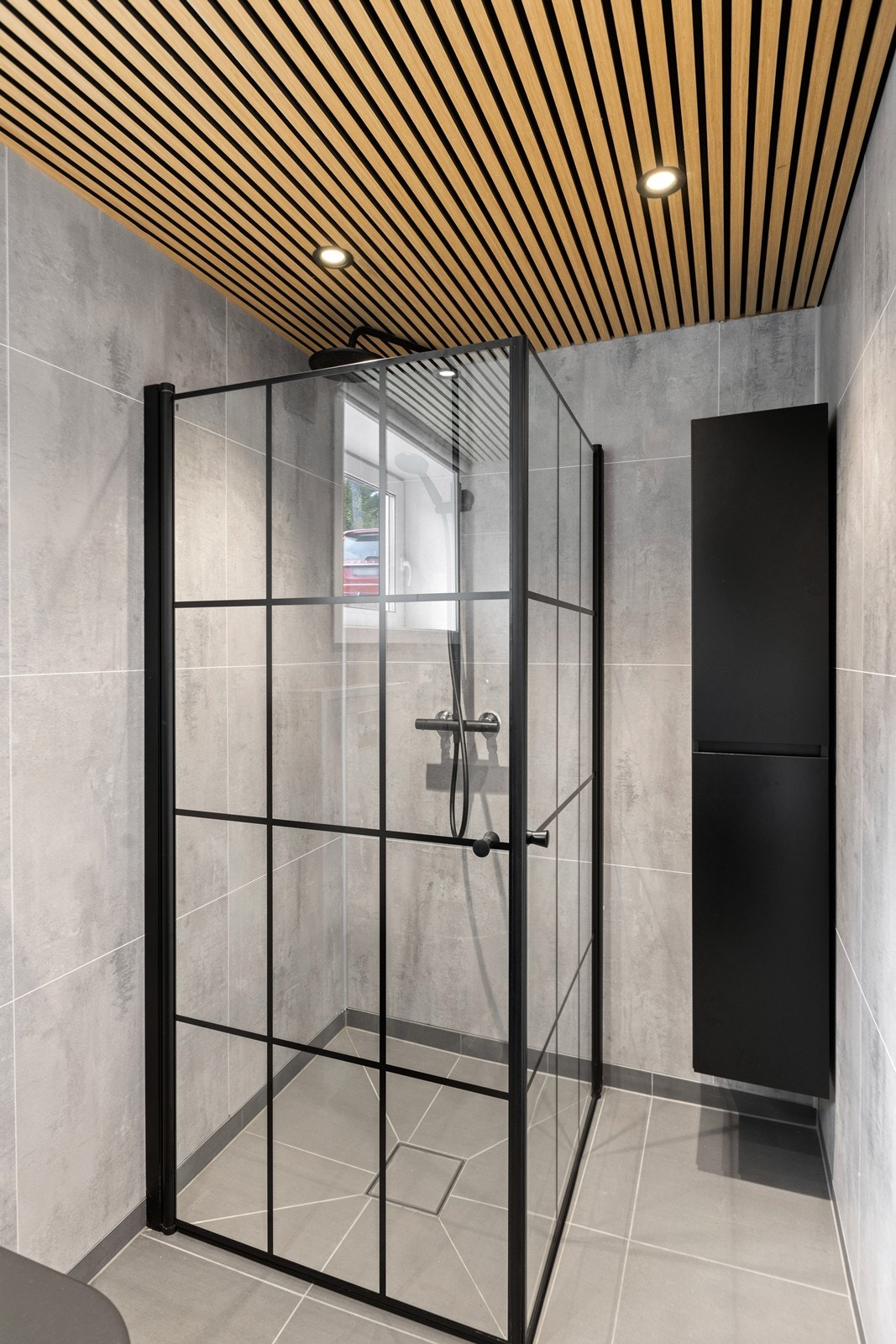 Lekkert bad i kjeller fra 2024 med bl.a. dusjhjørne, opplegg for vaskemaskin samt varme i gulvet Galleribilde