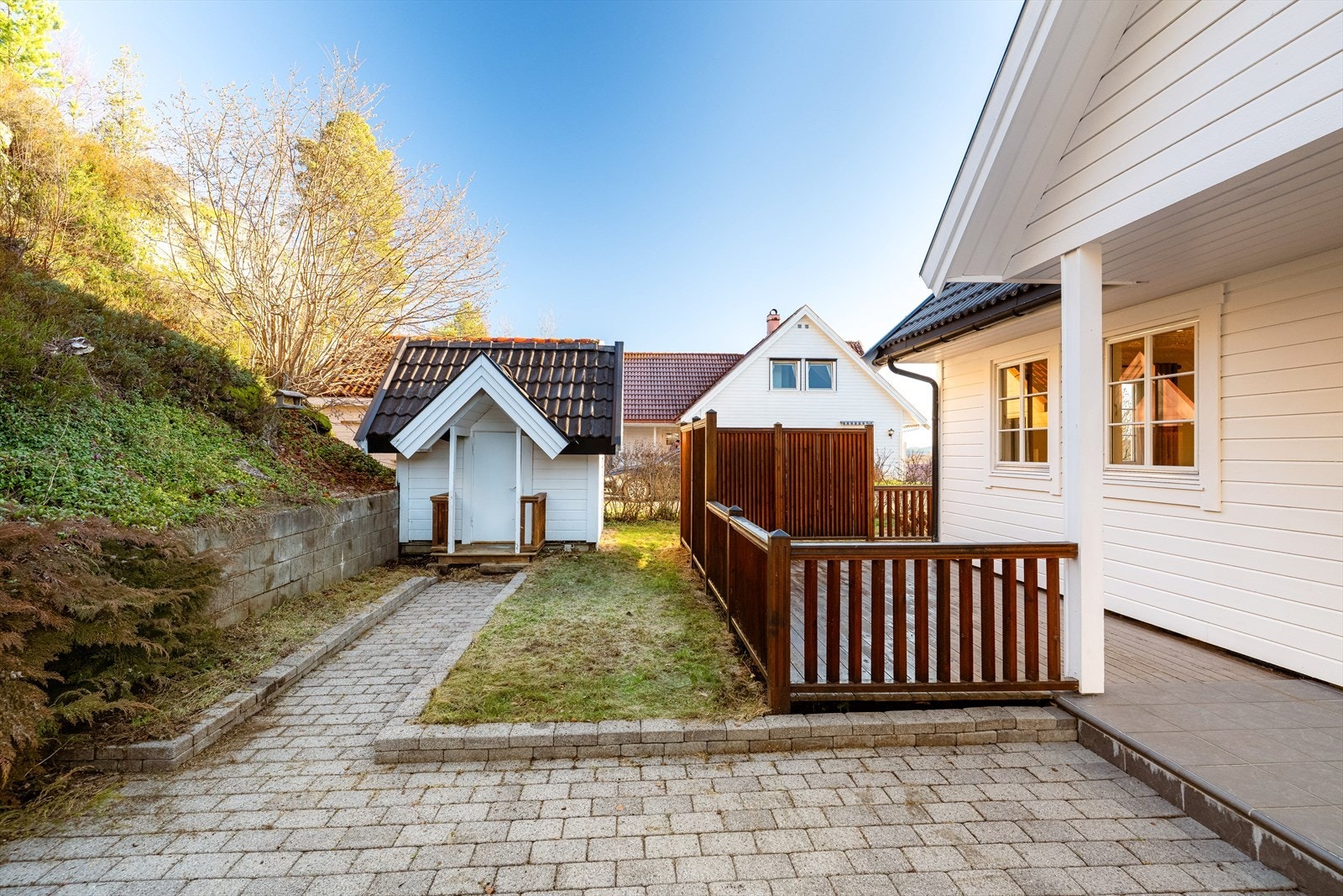 Lekestue i samme stil som hovedhuset som i dag brukes som bod. Galleribilde