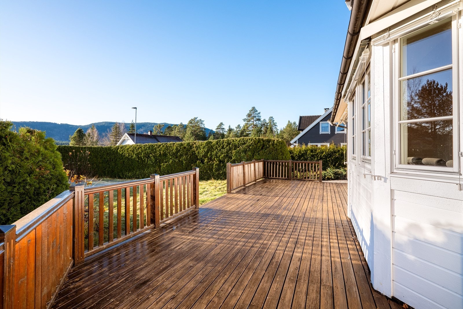 Tomten på 1 064,5 kvm er pent opparbeidet. Galleribilde