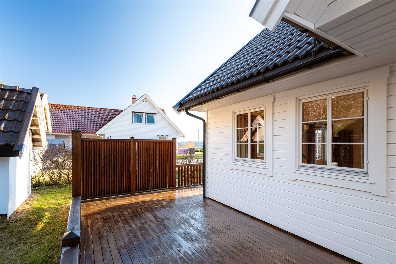 Uteområdene har god plass for flere koselige soner med sittegrupper. Galleribilde