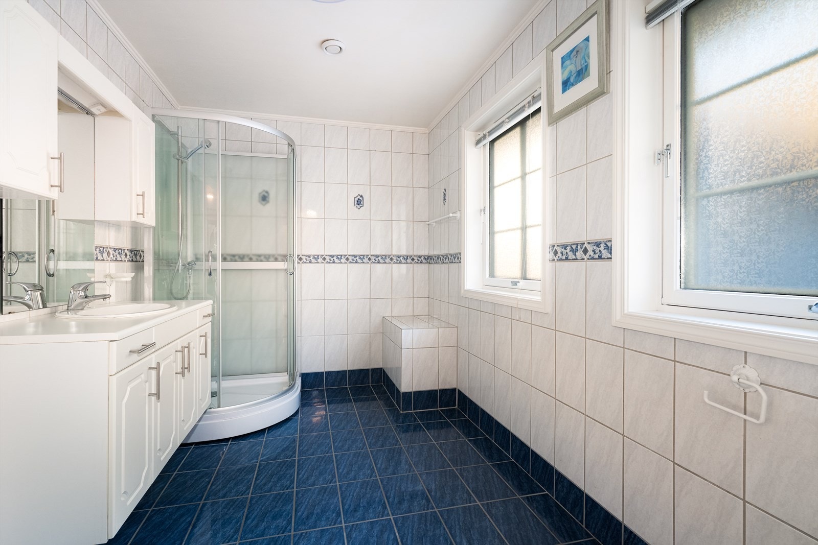 Helfliset bad med varmekabler i gulv. Galleribilde